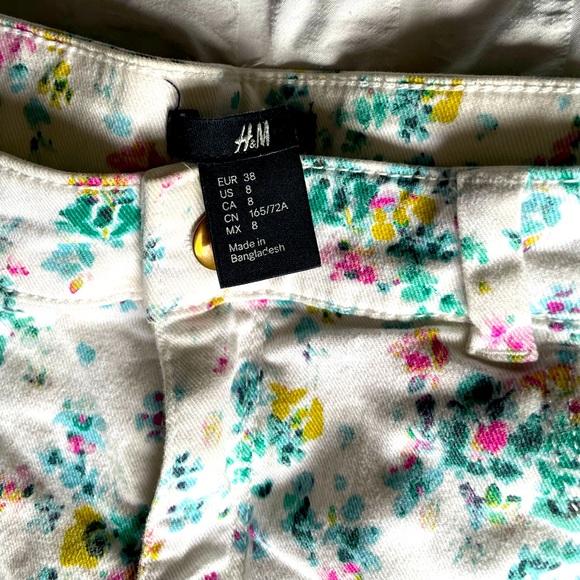 H&M floral white shorts - Picture 2 of 3